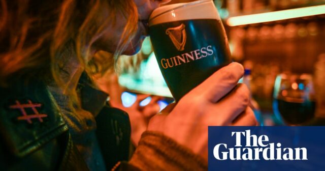 Guinness-Rationen beliefern britische Pubs, da die Popularität bei der Generation Z steigt

