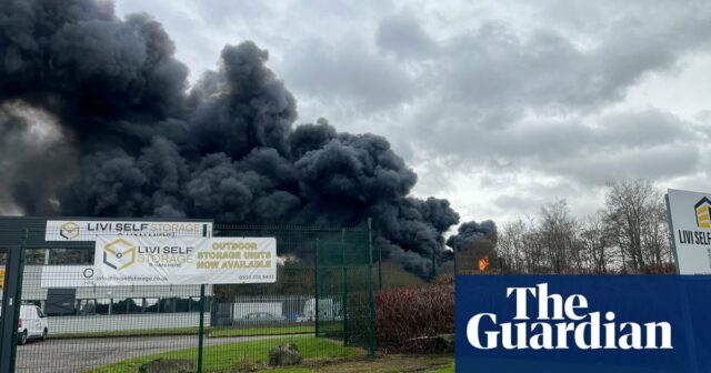 Feuerwehrleute bekämpfen Großbrand im Industriegebiet in West Lothian

