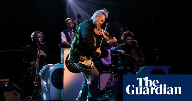 Der Geiger Nigel Kennedy sagt, er sei nach der Covid-Impfung teilweise taub geworden

