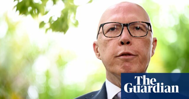 Peter Dutton wurde beschuldigt, nach dem Brandanschlag auf eine Synagoge „ekelhafte“ politische Punkte erzielt zu haben – und griff dann einen jüdischen Labour-Abgeordneten an

