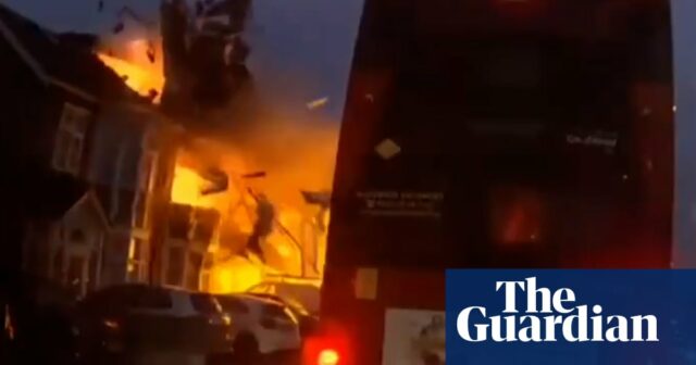 Kurzzeitige Explosion reißt Dach eines Reihenhauses in Ilford weg – Video

