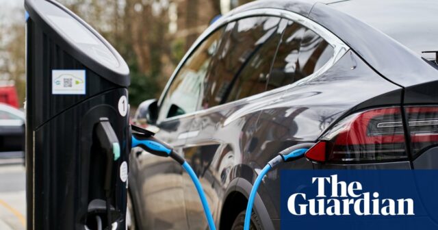 Die Einführung von Ladegeräten für Elektroautos in Großbritannien birgt die Gefahr einer regionalen Kluft, warnt ein Bericht

