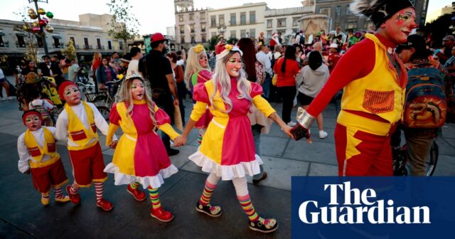 Nationaler Clowntag und ein walisisches Erdloch: Fotos des Tages – Mittwoch

