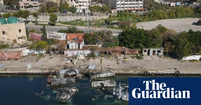 Drohnenaufnahmen zeigen zerstörte Schiffe im nordsyrischen Hafen Latakia – Video

