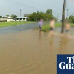 „Wir hatten Glück“: Junge überlebt, als er von Überschwemmungen durch Regenwasserkanäle gesaugt wird, während die Überschwemmung in Queensland anhält