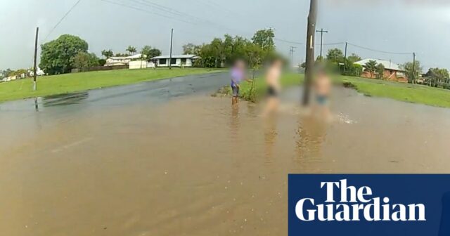 „Wir hatten Glück“: Junge überlebt, als er von Überschwemmungen durch Regenwasserkanäle gesaugt wird, während die Überschwemmung in Queensland anhält

