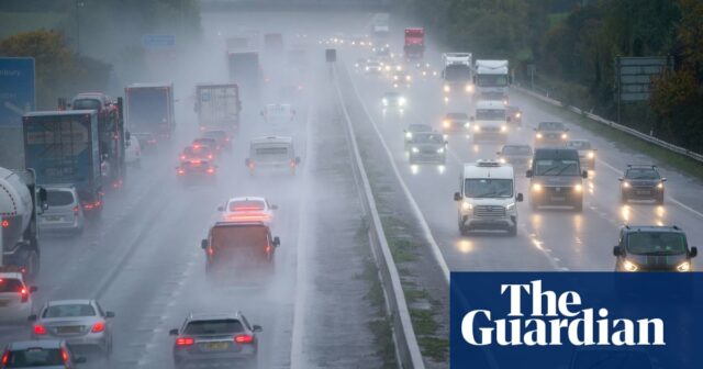 In ganz Großbritannien gelten Wetterwarnungen, da Millionen Menschen in die Weihnachtsferien fahren

