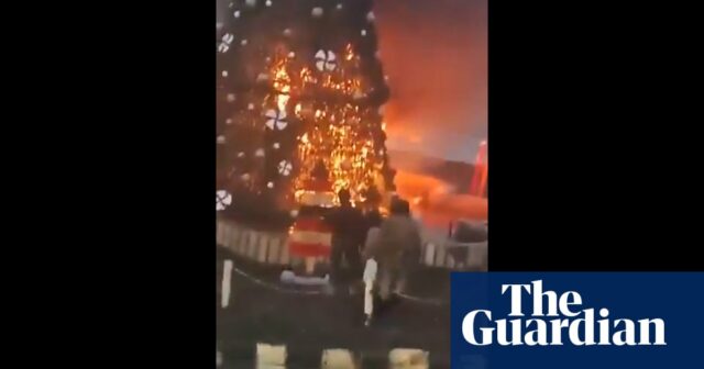 Brennender Weihnachtsbaum löst Proteste in Syrien aus – Video

