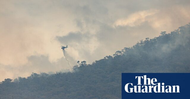 Mildes Wetter am Wochenende bringt den Feuerwehrleuten Erleichterung, nachdem ein Haus im Buschfeuer in Grampians zerstört wurde

