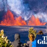 Kleinkinder wandern im Umkreis von 120 Metern um eine 400 Fuß hohe Klippe am Rande des Vulkans Kīlauea