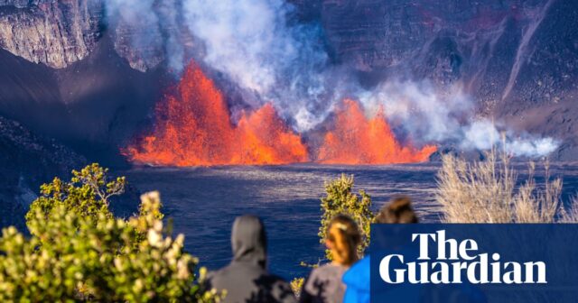 Kleinkinder wandern im Umkreis von 120 Metern um eine 400 Fuß hohe Klippe am Rande des Vulkans Kīlauea

