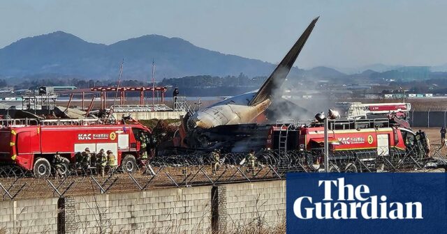 Südkoreanisches Flugzeug mit 181 Passagieren kommt von Landebahn ab und prallt gegen Zaun

