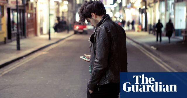 „Ich habe Nachrichten-Apps gelöscht“: Guardian-Leser erfahren, wie man Doomscrolling stoppt

