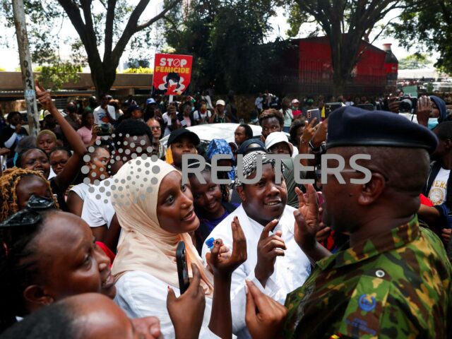 Die Polizei feuert Tränengas auf Demonstranten in Kenia, die gegen Femizid demonstrieren

