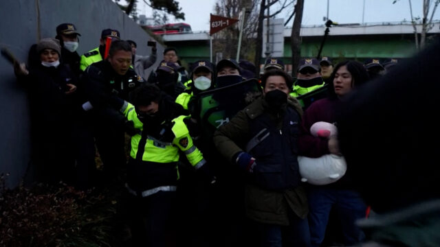 Polizei und Demonstranten kämpfen in der Nähe des Hauses des südkoreanischen Präsidenten

