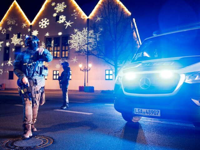 Beim Aufprall eines Autos auf einen überfüllten Weihnachtsmarkt in Deutschland sind mindestens zwei Menschen ums Leben gekommen

