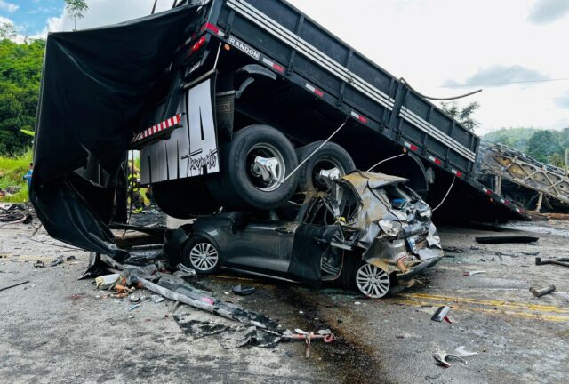 Beim Zusammenstoß eines Busses und eines Lastwagens in Brasilien sind mindestens 32 Menschen ums Leben gekommen

