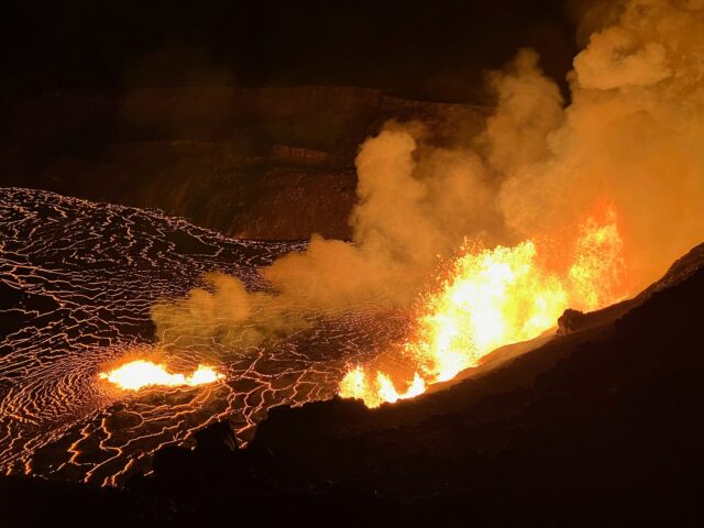 Der Kilauea-Vulkan auf Hawaii bricht aus und schießt Lavaströme in den Himmel

