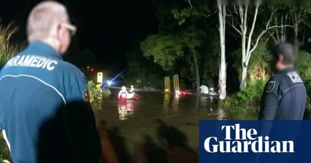 Kinder gerettet, nachdem sie sich bei Überschwemmungen in Queensland stundenlang an einen Baum geklammert hatten

