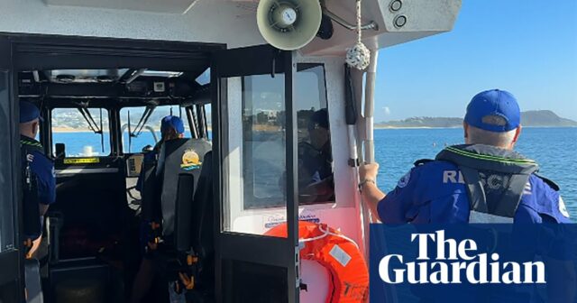 Retter verlieren die Hoffnung, den vom Strand der Central Coast geschwemmten Jungen lebend zu finden

