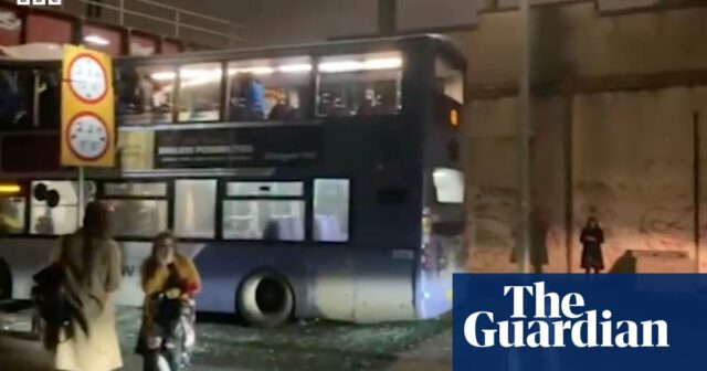 Acht Verletzte, einer davon lebensgefährlich, nachdem ein Doppeldeckerbus in Glasgow auf eine Brücke fuhr

