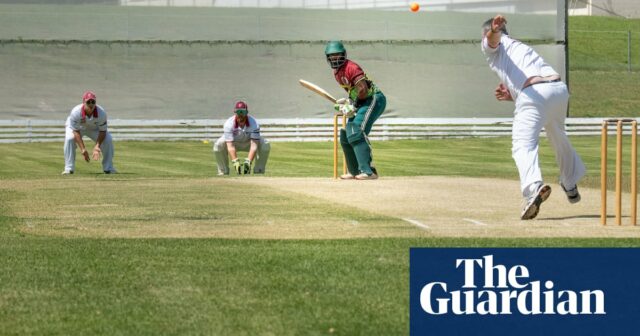 Sechser, Lächeln und Solidarität nach dem Erdbeben: Cricketspieler aus Vanuatu hauchen einem kleinen Wettbewerb in Queensland Leben ein

