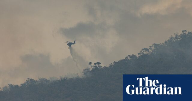 Feuerwehrleute bleiben wegen des Grampians-Ausbruchs in Alarmbereitschaft, nachdem ein Feuer mindestens drei Häuser zerstört hat

