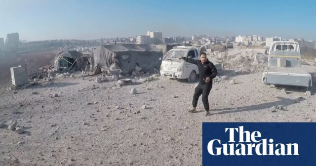 Russische Luftangriffe treffen Nordwestsyrien, nachdem Rebellen Berichten zufolge Aleppo eingenommen haben – Video

