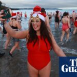 Ein Bad am Heiligabend und ein schwimmender Weihnachtsmann: die Bilder von heute – Dienstag