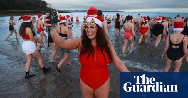 Ein Bad am Heiligabend und ein schwimmender Weihnachtsmann: die Bilder von heute – Dienstag

