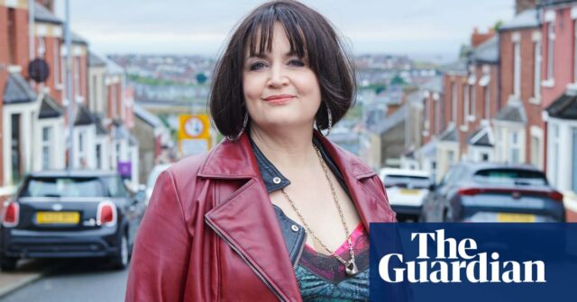 Ordentlich! Anlässlich des 100. Geburtstags liest Ruth Jones als Nessa die Shipping Forecast

