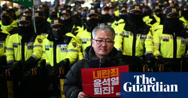 Südkoreanische Polizei stoppt Marsch zum Präsidentenpalast und fordert Yoons Rücktritt – Video

