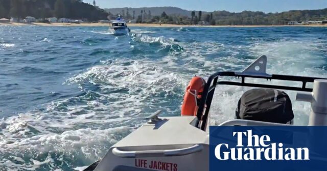 Die Suche nach einem vermissten Teenager, der von den Strandklippen von New South Wales gespült wurde, dauert am zweiten Tag

