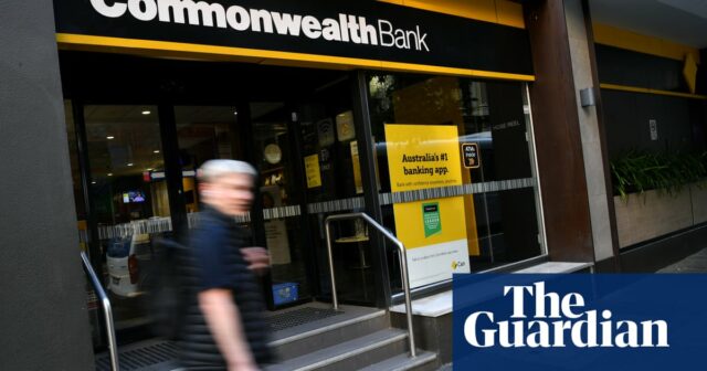 Die Gebühr für Bargeldabhebungen in Höhe von 3 US-Dollar bei der Commonwealth Bank sei „ein Tritt in die Magengrube“, sagt Kassiererin

