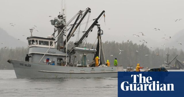 Fünf Menschen werden vermisst, nachdem Berichten zufolge ein Fischerboot vor der Küste Alaskas gekentert ist

