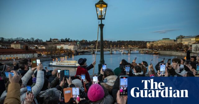 Ein Zyklon, Eislaufen und historische Lampen: Fotos des Tages – Mittwoch

