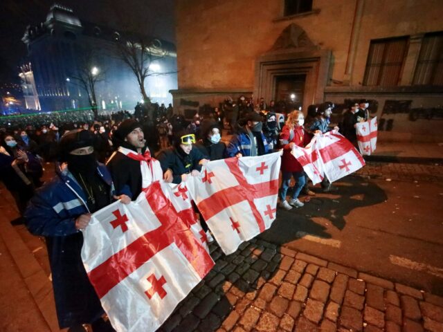 Die Proteste in Georgien weiten sich aus, da der Premierminister die Forderung nach Neuwahlen ablehnt

