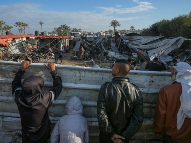 Israelische Angriffe auf Gaza töten Dutzende, während ein Hamas-Beamter sagt, dass die Gespräche wieder aufgenommen werden

