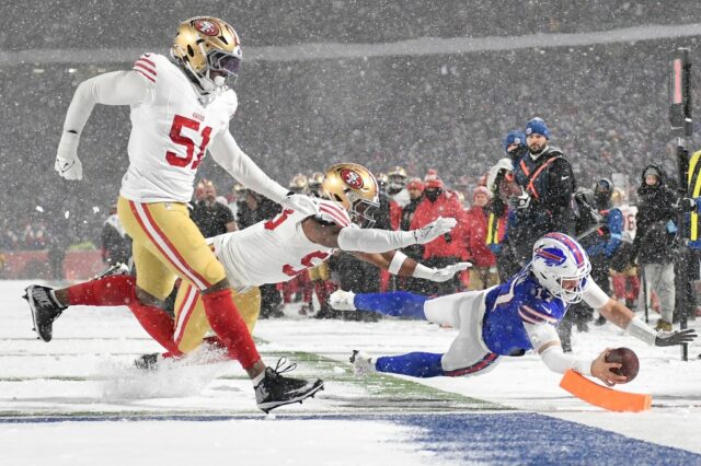 Josh Allen von den Bills erzielt einen Touchdown mit seinem eigenen Pass gegen die 49ers

