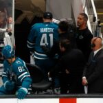 Der Torwart der San Jose Sharks wird von einem umgeleiteten Puck ins Gesicht getroffen