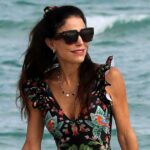 Bethenny Frankel trägt einen Badeanzug, nachdem sie New York für einen Miami-Urlaub verlassen hat