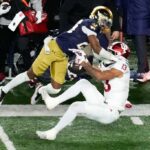 Notre Dame sichert sich mit dem ersten Playoff-Sieg, 27-17 über Indiana, das Heimstadion in der neuen Nachsaison-Ära