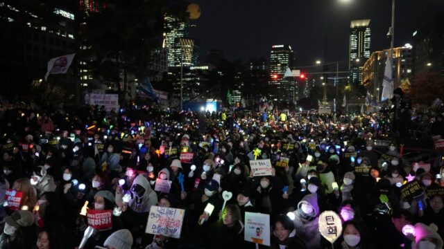 Demonstranten verwandeln K-Pop-Leuchtstäbe in ein Symbol des Widerstands

