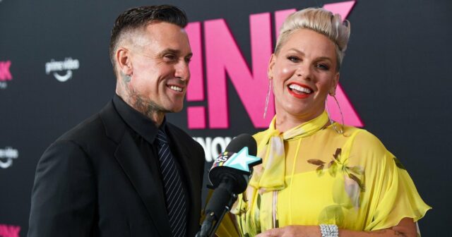 Carey Hart scherzt, dass Pinks ihn nach 19 Jahren Ehe immer noch einen „Idioten“ nennt 

