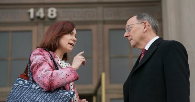 Warum Carrie Preston und Michael Emerson nach der „Elsbeth“-Folge „kuscheln“ mussten

