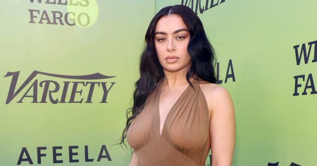 Charli XCX beeindruckt in einem transparenten, rückenfreien Kleid beim Hitmakers Brunch von Variety

