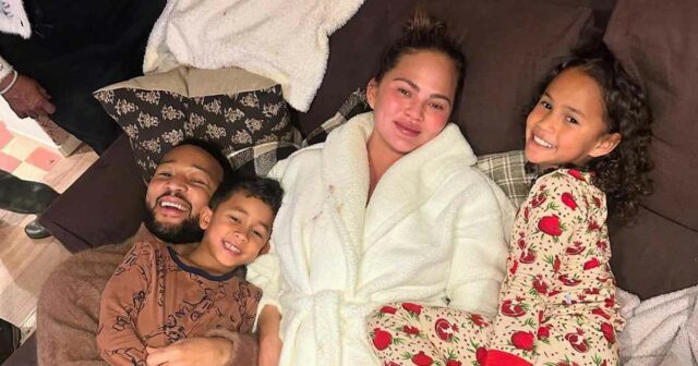 Chrissy Teigen kuschelt sich an ihrem Geburtstag mit John Legend und seinen Kindern

