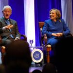 Bill Clinton wird mit Fieber, aber guter Stimmung ins Krankenhaus eingeliefert, sagt ein Sprecher