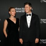 Colin Jost verspottet „SNL“-Witz über Scarlett Johanssons „Marvel Money“