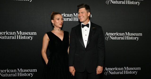 Colin Jost verspottet „SNL“-Witz über Scarlett Johanssons „Marvel Money“

